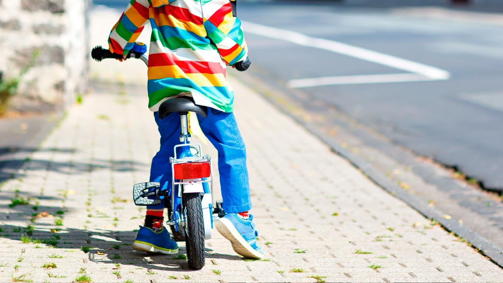Billede af dreng der cykler på en vej