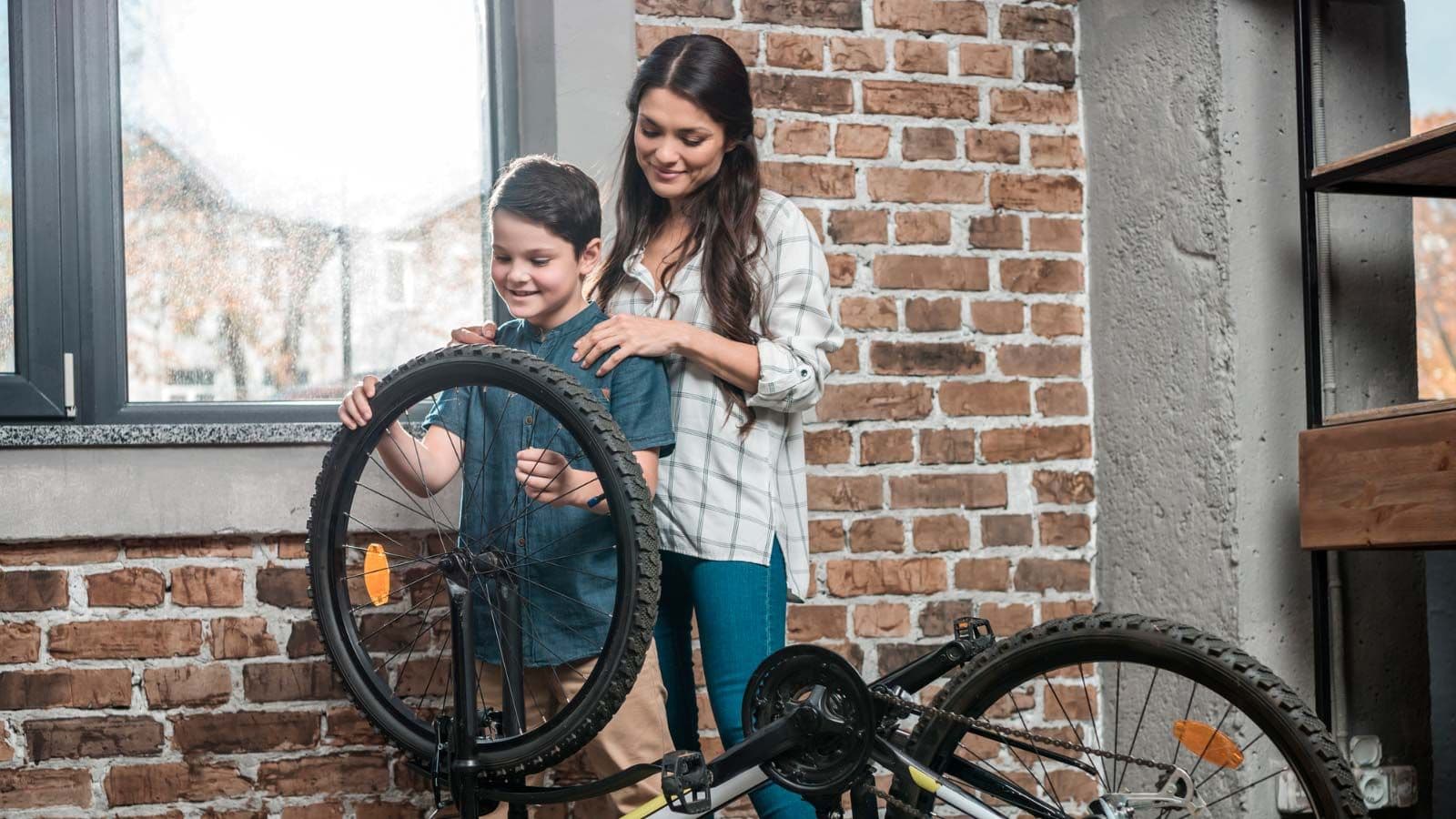 Billede af mor og bar der køber cykel