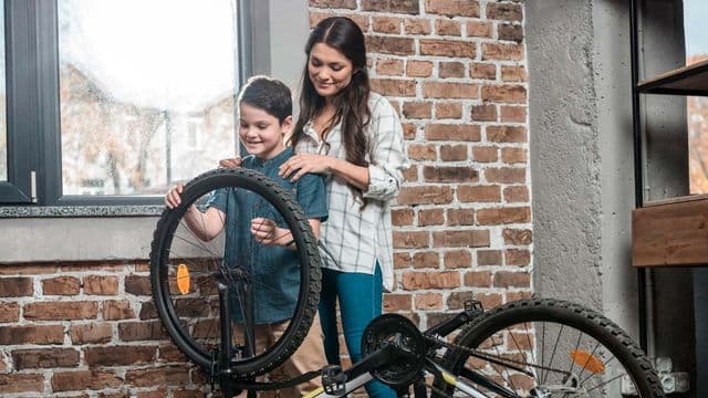 Billede af mor og bar der køber cykel