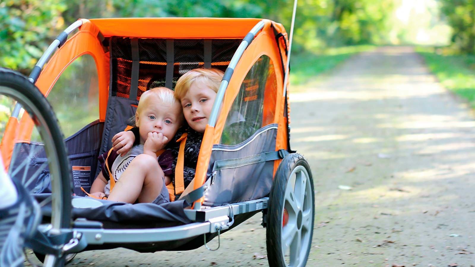 Billede af to børn i en cykeltrailer