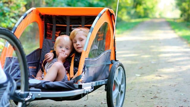 Billede af to børn i en cykeltrailer
